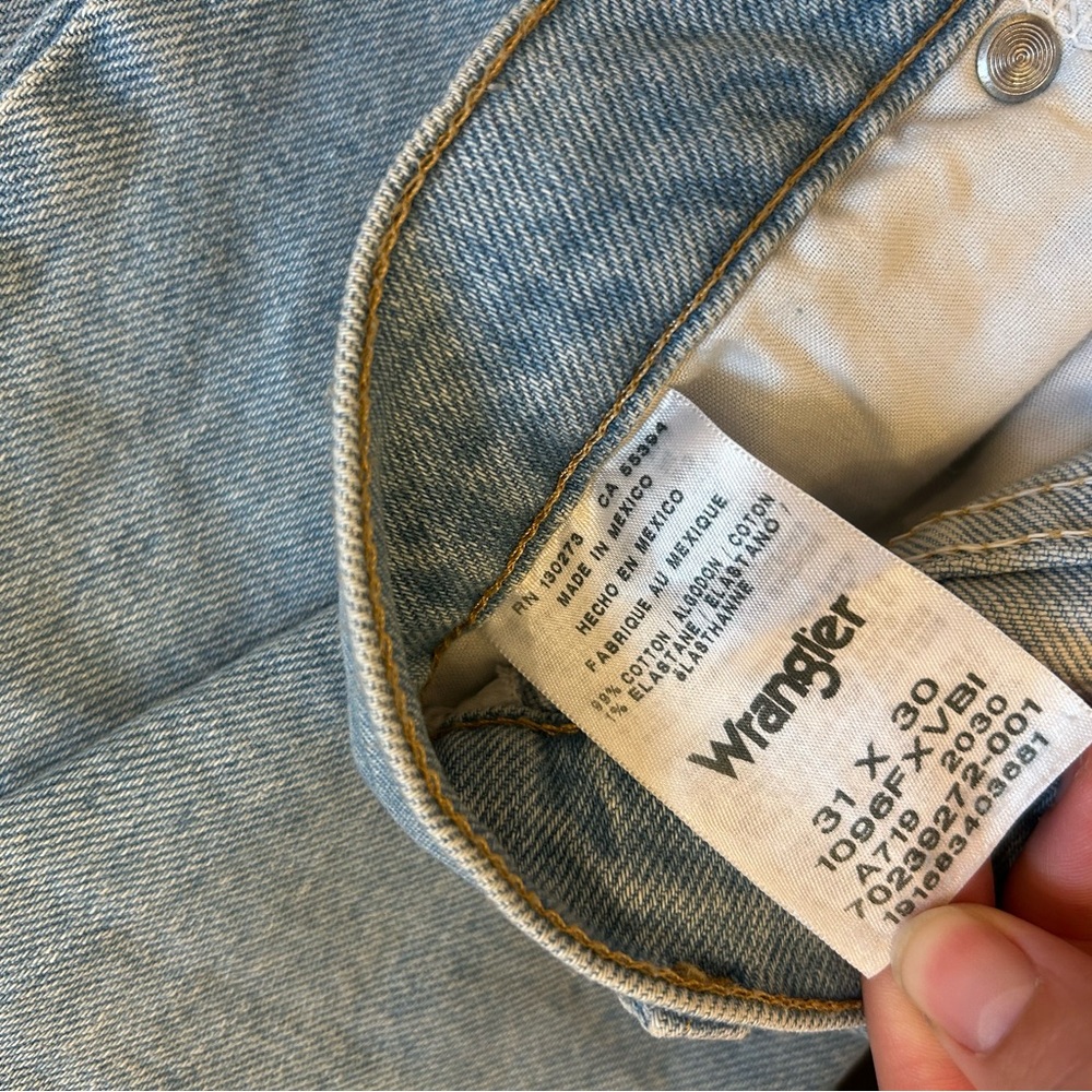 Wrangler Light Wash Relaxed Fit Jeans - Picture 5 of 5